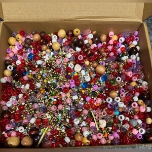 4 lbs+Jewelry Making Craft Lot Various Sized Loose Beads And Jewelry Connectors